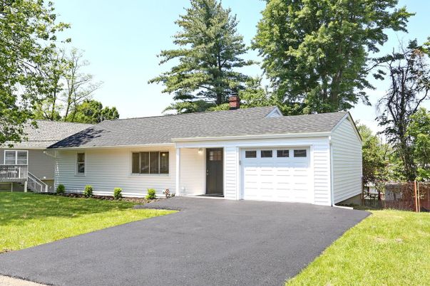 Attached, Exterior, Facade, Ranch