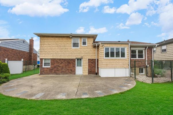 Attached, Exterior, Facade, Brick Facade, Split Level