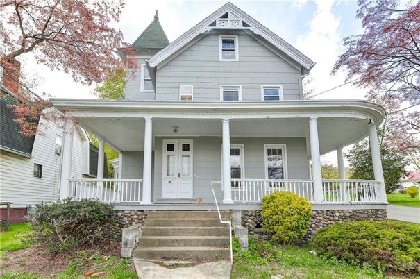 Exterior, Facade, Queen Anne Victorian