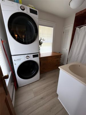Interior, Utility Closets, Washer, Wood Texture Flooring