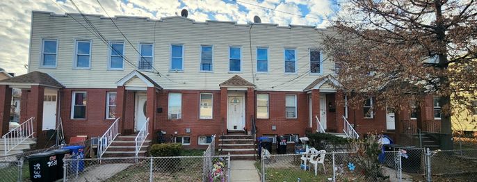 Exterior, Facade, Brick Facade, Rowhouse