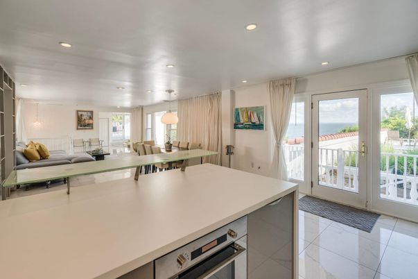 Dining room, Interior, Living room, Pendant Lights, Recessed Lighting, Water