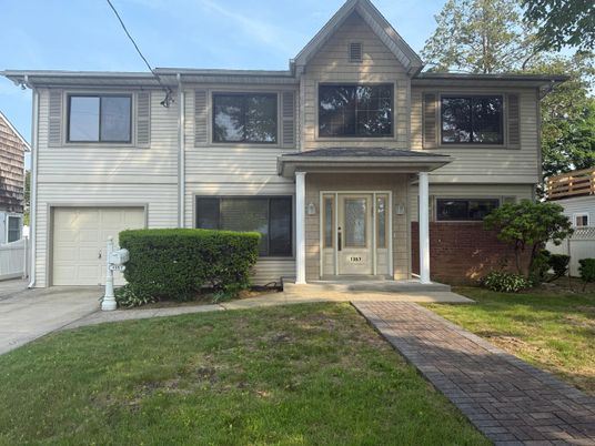 Attached, Exterior, Facade, Rowhouse