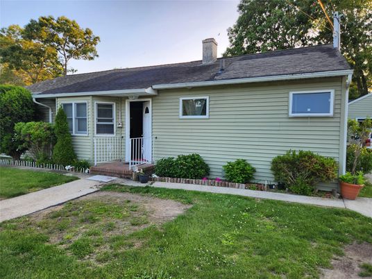 Exterior, Facade, Cape Cod