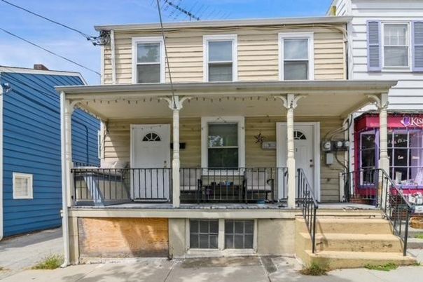 Exterior, Facade, Rowhouse