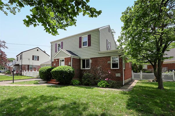 Exterior, Facade, Brick Facade, Cape Cod