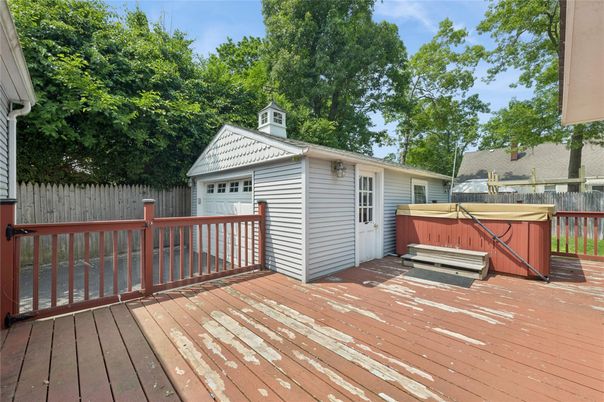 Detached Garage, Exterior, Hot Tub