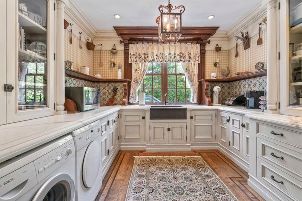 Interior, Recessed Lighting, Washer, Wood Texture Flooring