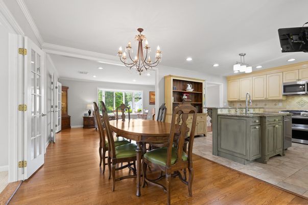 Chandelier, Dining room, Interior, Kitchen, Pendant Lights, Recessed Lighting, Wood Texture Flooring