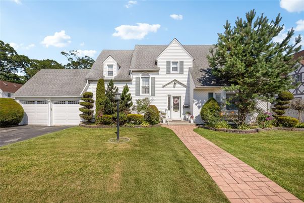 Attached, Exterior, Facade, Cape Cod