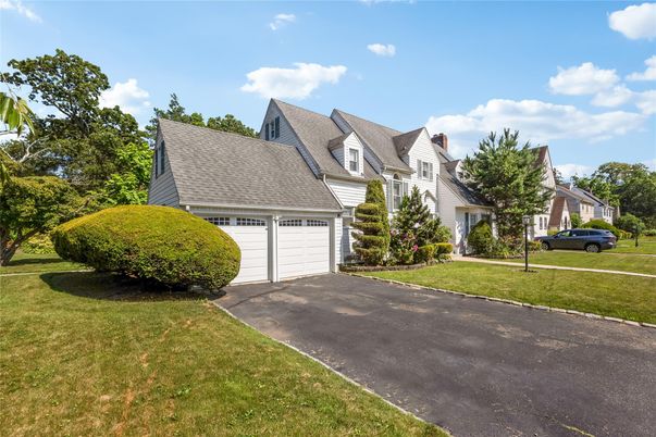Attached, Exterior, Facade, Cape Cod