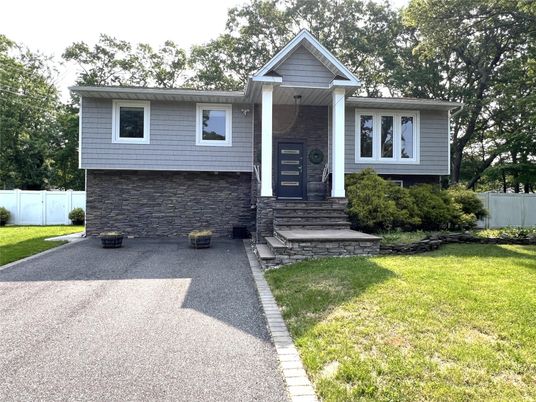 Exterior, Facade, Raised Ranch