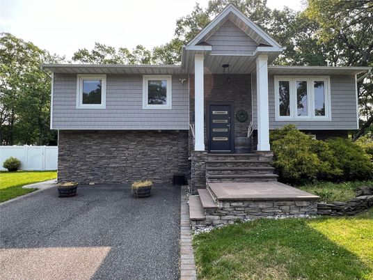 Exterior, Facade, Raised Ranch