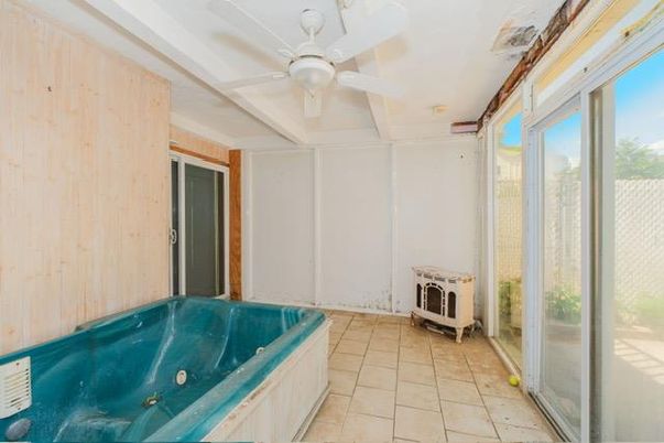 Hot Tub, Interior, Wooden Walls