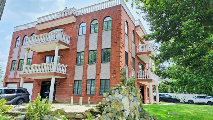 Exterior, Facade, Brick Facade, Rowhouse