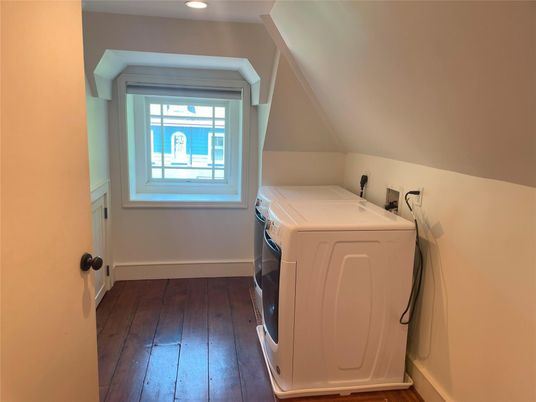 Interior, Recessed Lighting, Washer, Wood Texture Flooring