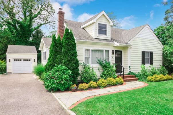 Attached, Exterior, Facade, Cape Cod