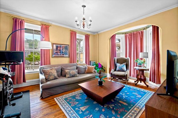 Chandelier, Fitness Equipment, Interior, Living room, Wood Texture Flooring