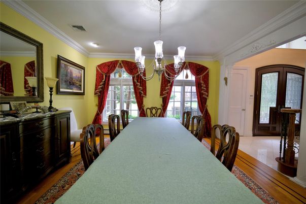Chandelier, Dining room, Interior, Recessed Lighting, Wood Texture Flooring