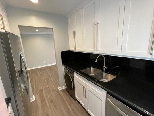 Interior, Recessed Lighting, Washer, Wood Texture Flooring