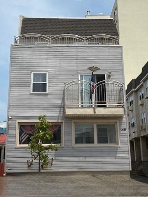 Exterior, Facade, Rowhouse