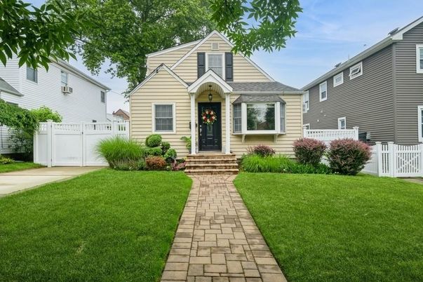 Exterior, Facade, Cape Cod