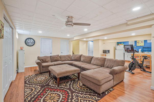 Fitness Equipment, Interior, Living room, Recessed Lighting, Wood Texture Flooring