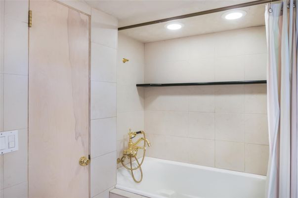 Bathroom, Interior, Recessed Lighting