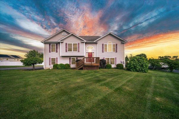 Backyard, Exterior, Facade, Raised Ranch