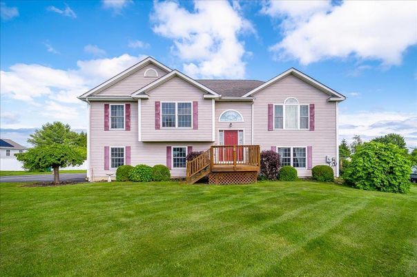 Backyard, Exterior, Facade, Raised Ranch