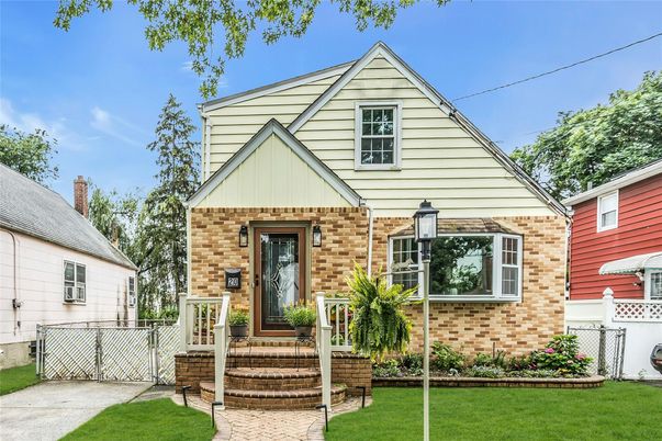 Exterior, Facade, Brick Facade, Queen Anne Victorian
