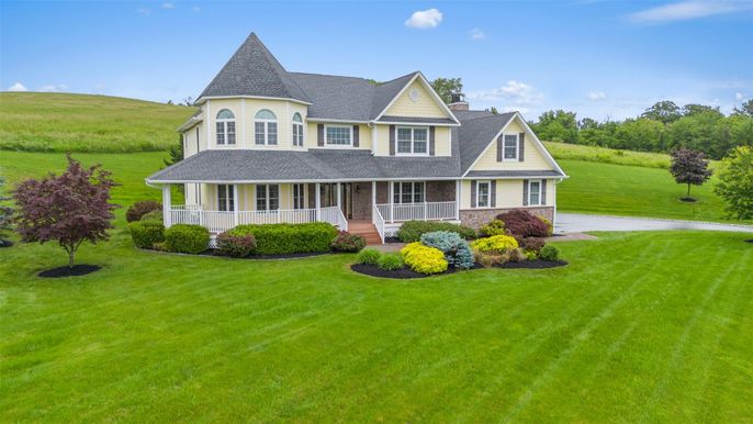 Backyard, Exterior, Facade, Queen Anne Victorian