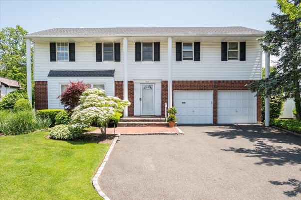 Attached, Exterior, Facade, Brick Facade, Raised Ranch