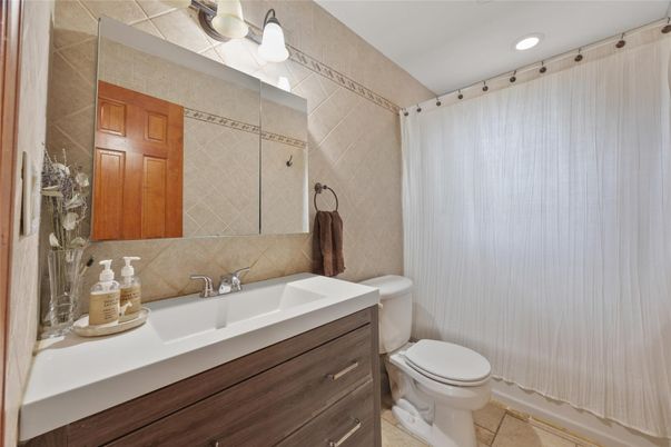 Bathroom, Interior, Recessed Lighting