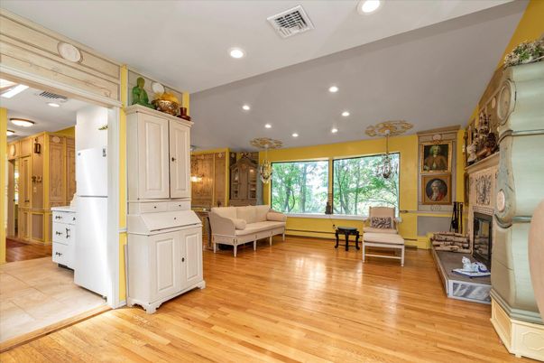 Interior, Recessed Lighting, Washer, Wood Texture Flooring