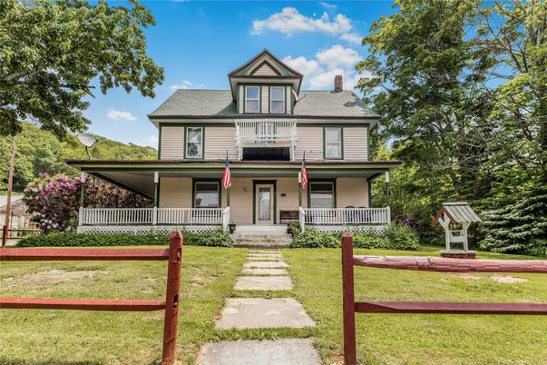 Exterior, Facade, Queen Anne Victorian