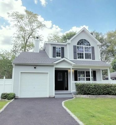Attached, Exterior, Facade, Farmhouse