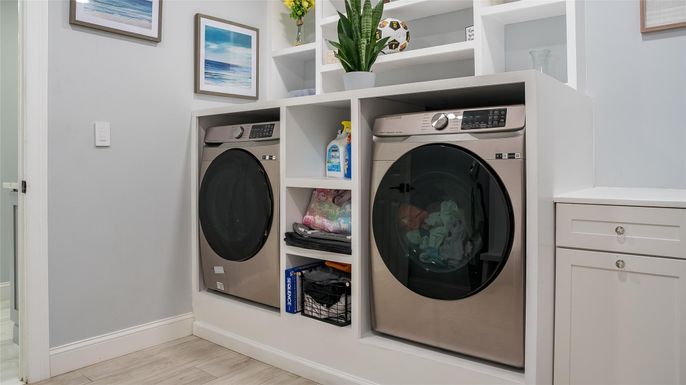 Interior, Utility Closets, Washer, Wood Texture Flooring