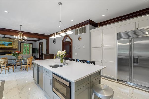 Chandelier, Dining room, Interior, Kitchen, Marble, Pendant Lights, Recessed Lighting, Stainless Steel Appliances