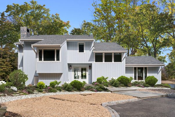 Exterior, Facade, Split Level