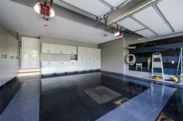 Garage, Interior