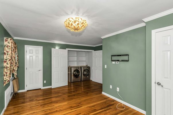 Interior, Washer, Wood Texture Flooring