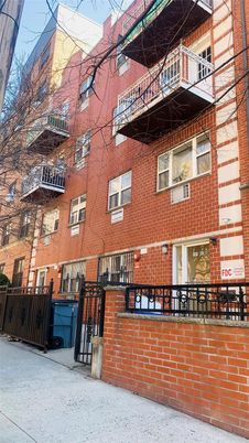 Exterior, Facade, Brick Facade, Rowhouse