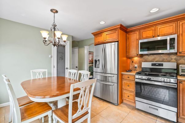 Chandelier, Dining room, Interior, Kitchen, Recessed Lighting, Stainless Steel Appliances