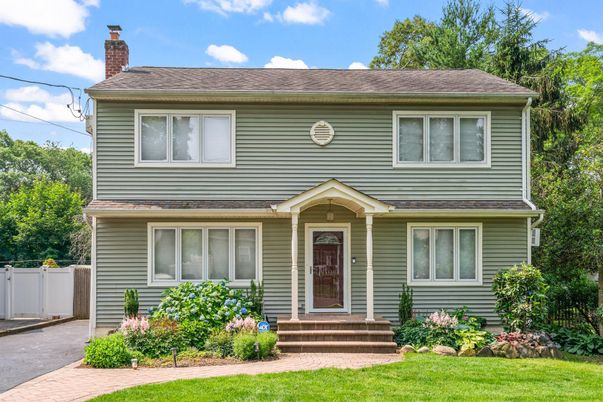 Exterior, Facade, Raised Ranch