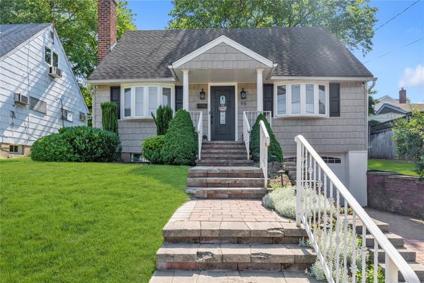 Exterior, Facade, Cape Cod