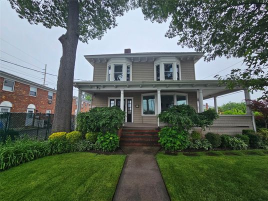 Exterior, Facade, American Foursquare