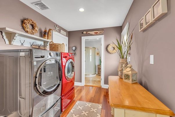Interior, Recessed Lighting, Washer, Wood Texture Flooring