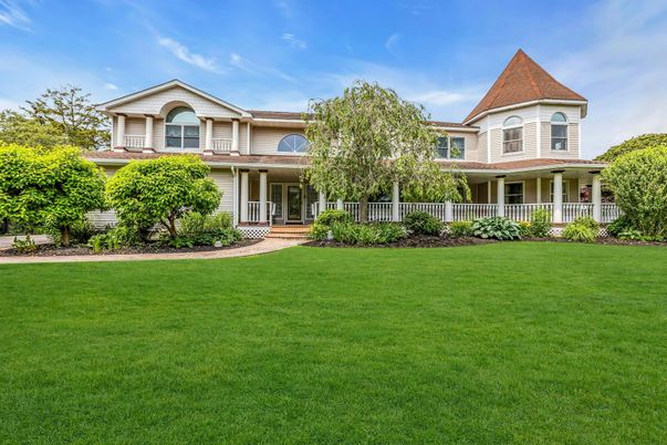 Backyard, Exterior, Facade, Queen Anne Victorian