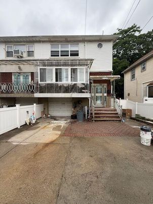 Attached, Exterior, Facade, Rowhouse